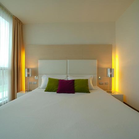 Pisa Tower Plaza Hotel Exterior foto A room at the hotel