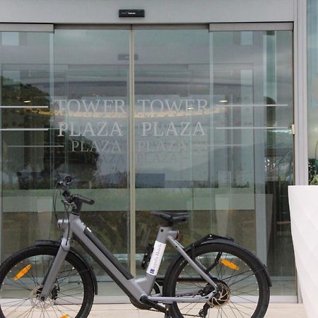 Pisa Tower Plaza Hotel Exterior foto A bicycle at the entrance of a shopping mall