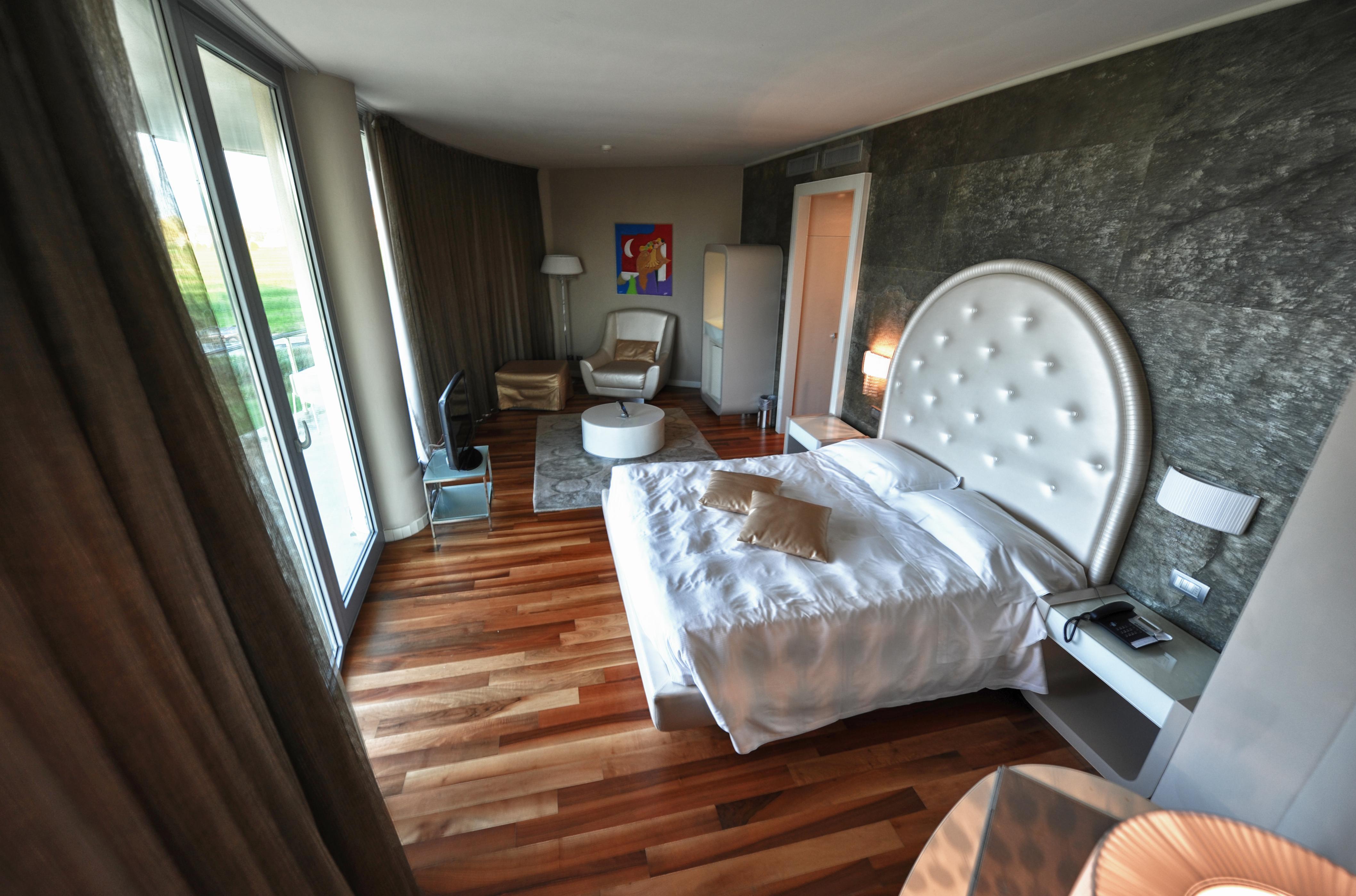 Pisa Tower Plaza Hotel Exterior foto A room at the hotel