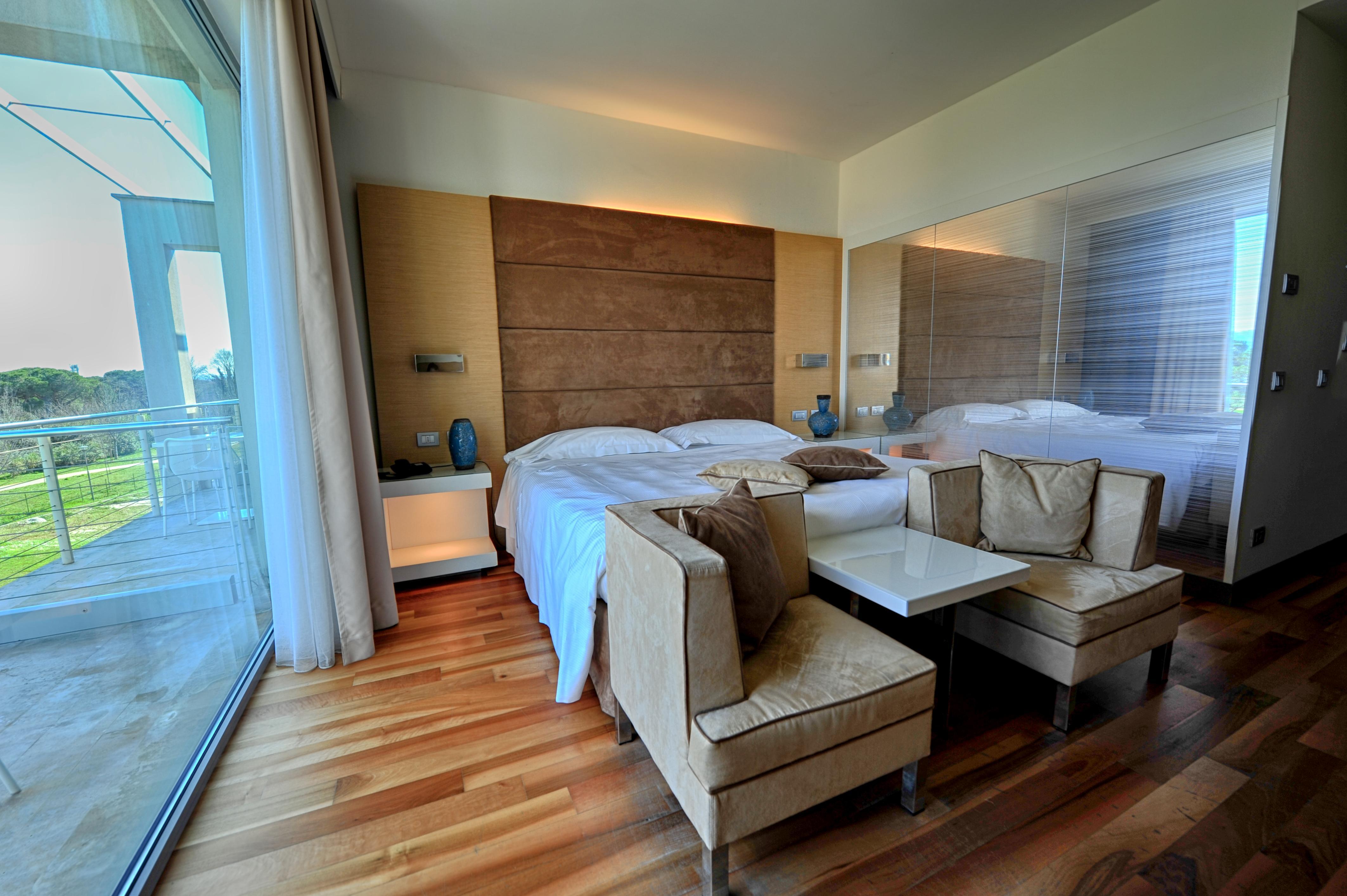 Pisa Tower Plaza Hotel Exterior foto A room at the hotel