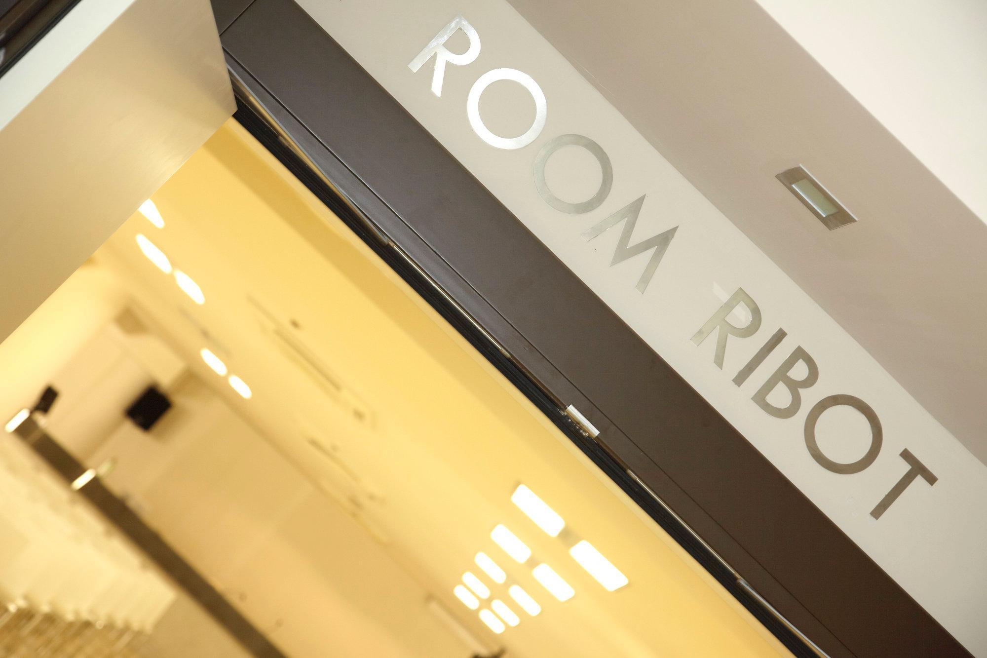 Pisa Tower Plaza Hotel Exterior foto Room Robot