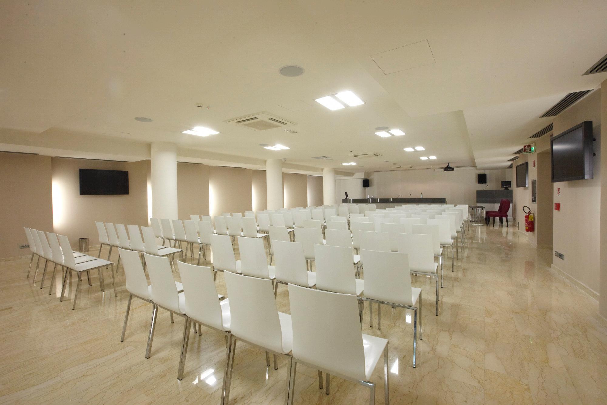Pisa Tower Plaza Hotel Exterior foto The conference room