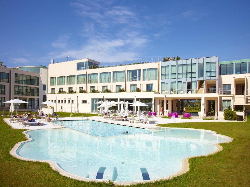 Pisa Tower Plaza Hotel Exterior foto The hotel's swimming pool
