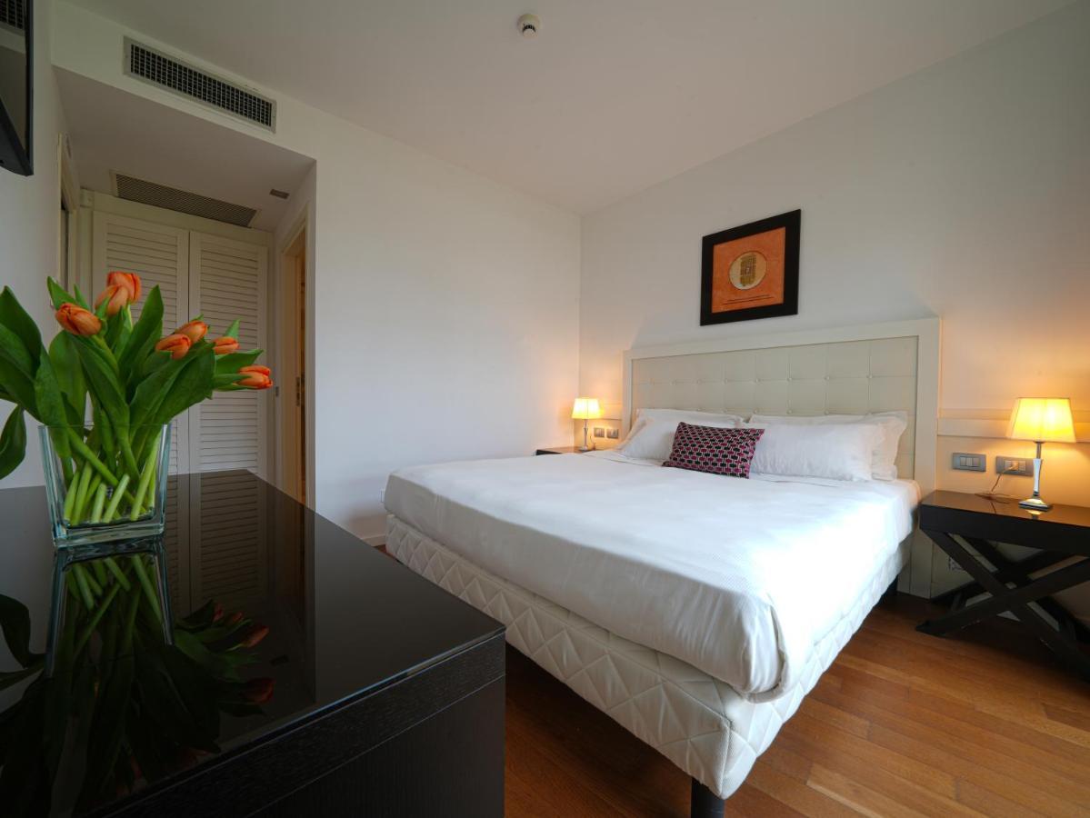 Pisa Tower Plaza Hotel Exterior foto A bedroom at the hotel