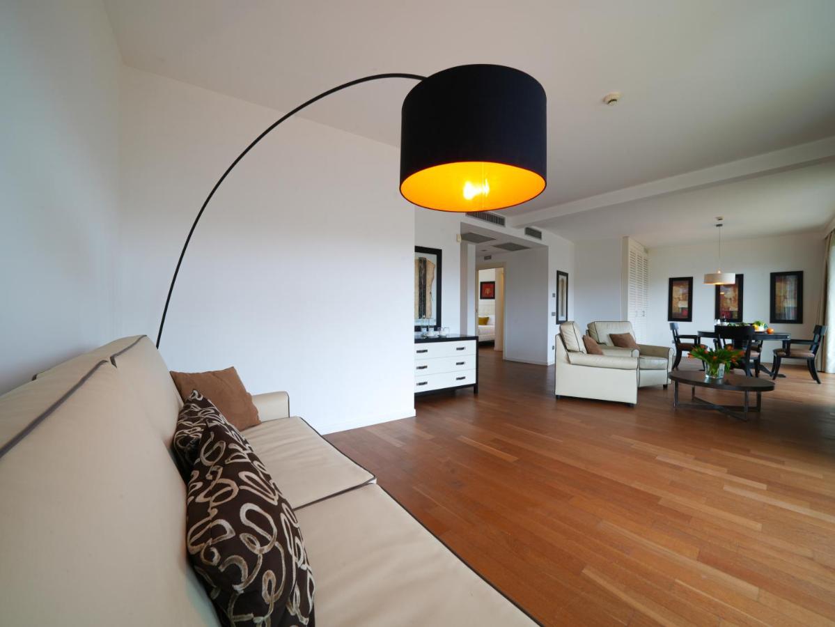 Pisa Tower Plaza Hotel Exterior foto A floor lamp