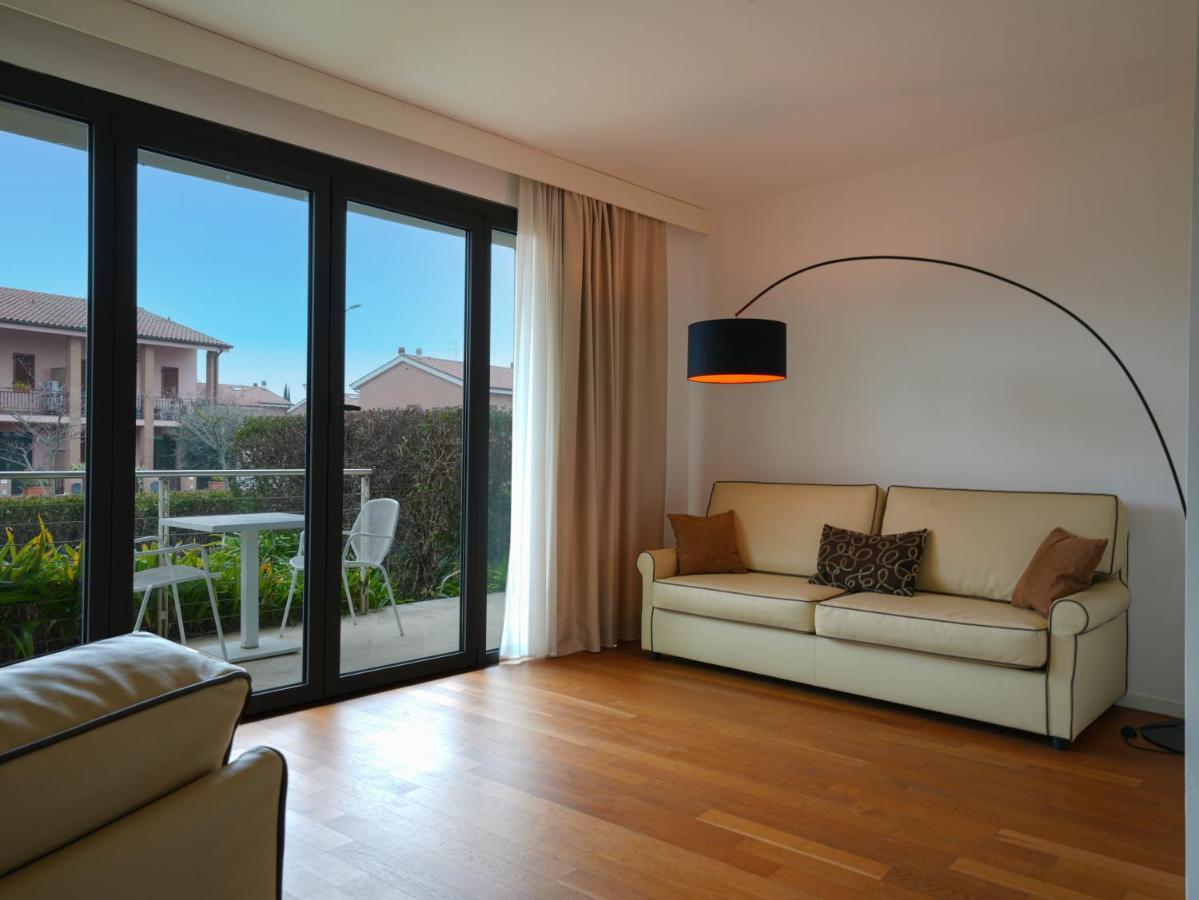 Pisa Tower Plaza Hotel Exterior foto A living room with a floor lamp