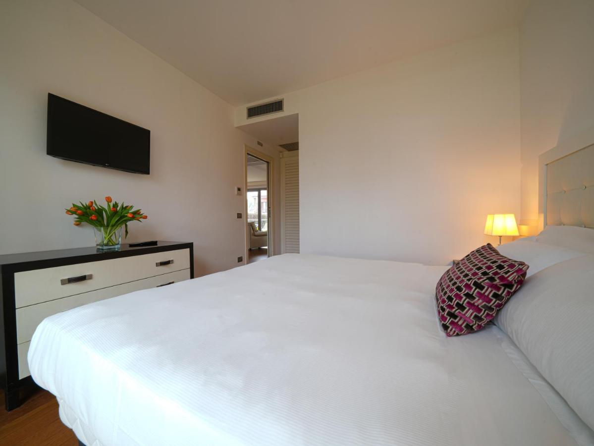 Pisa Tower Plaza Hotel Exterior foto A bedroom at the hotel