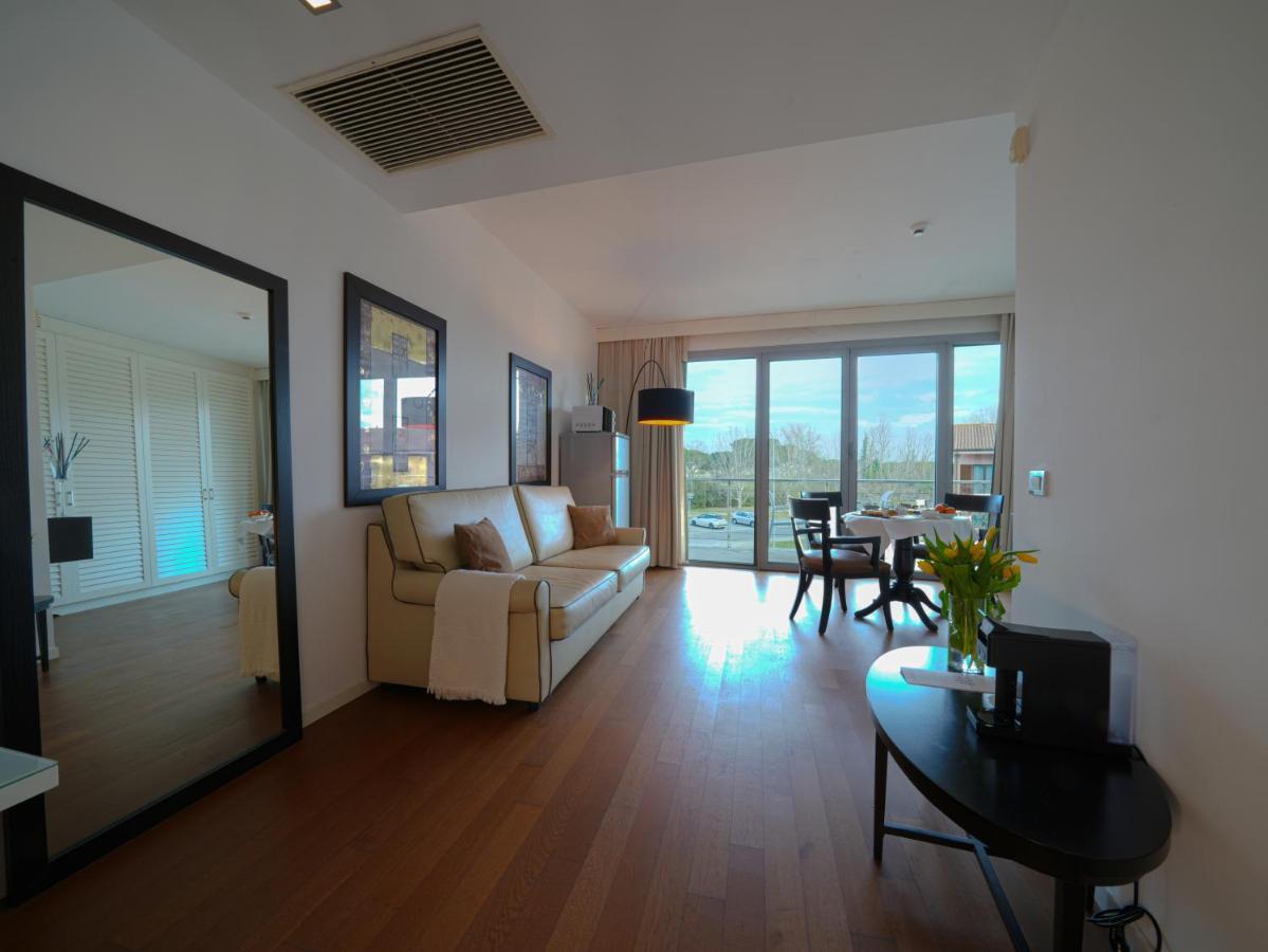 Pisa Tower Plaza Hotel Exterior foto A living room in a typical apartment