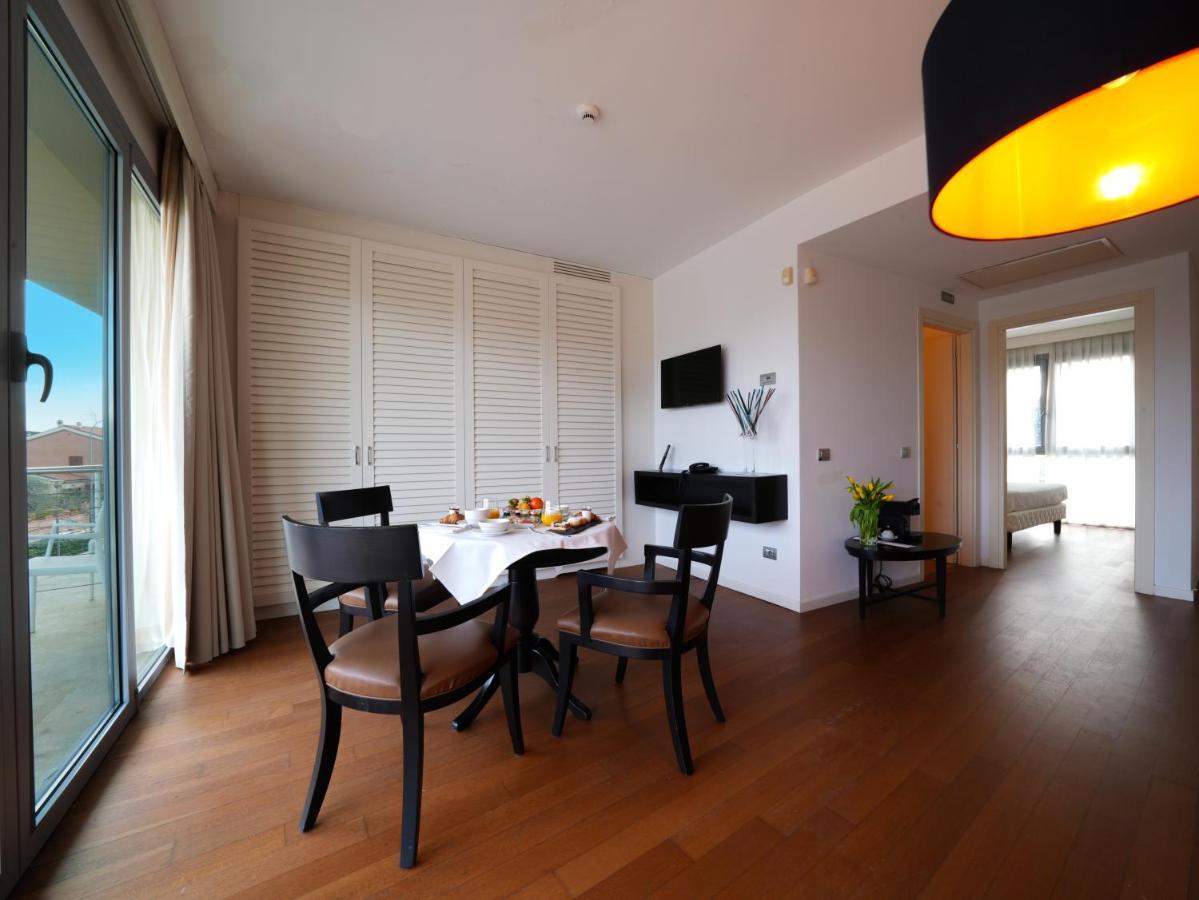 Pisa Tower Plaza Hotel Exterior foto A typical apartment