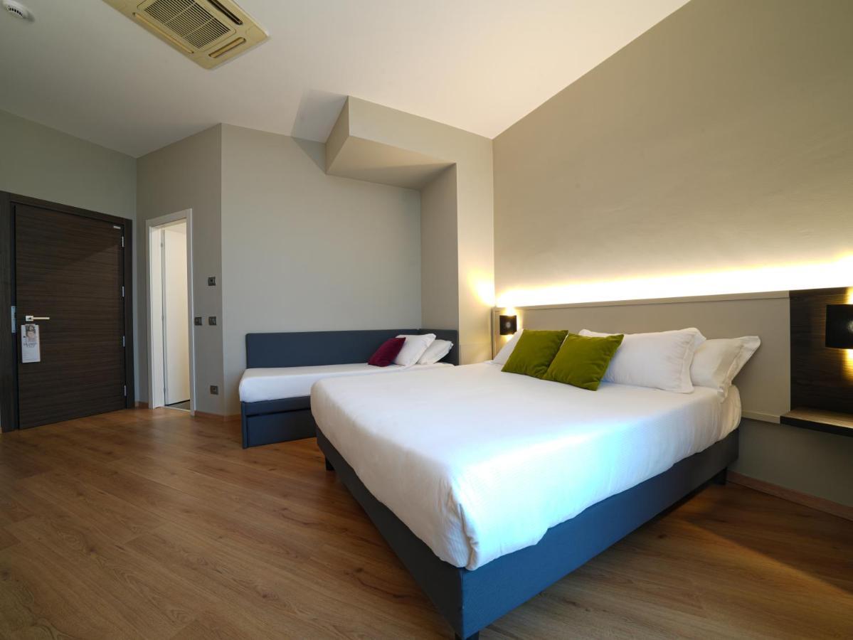 Pisa Tower Plaza Hotel Exterior foto A room at the hotel