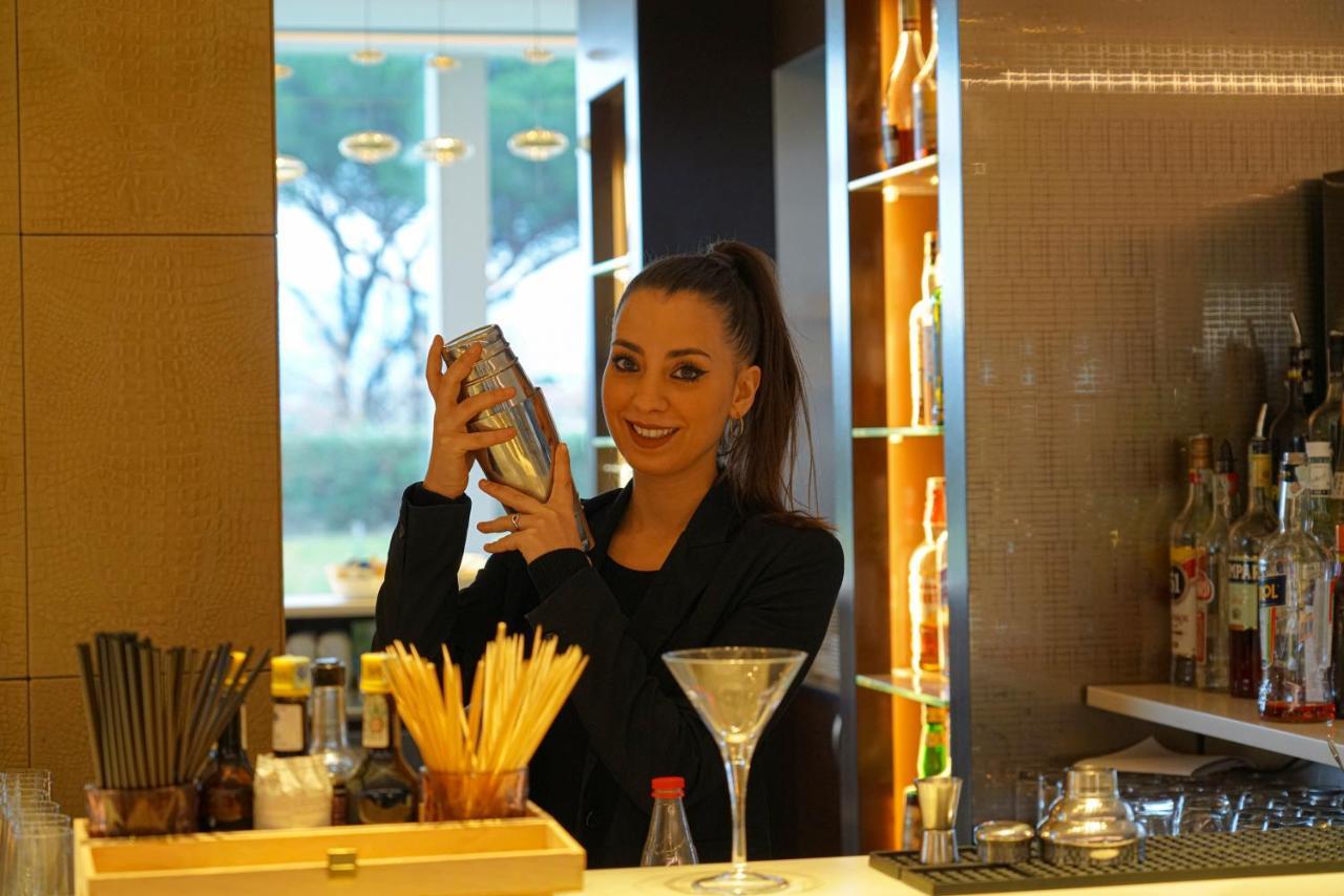 Pisa Tower Plaza Hotel Exterior foto A bartender shaking a cocktail