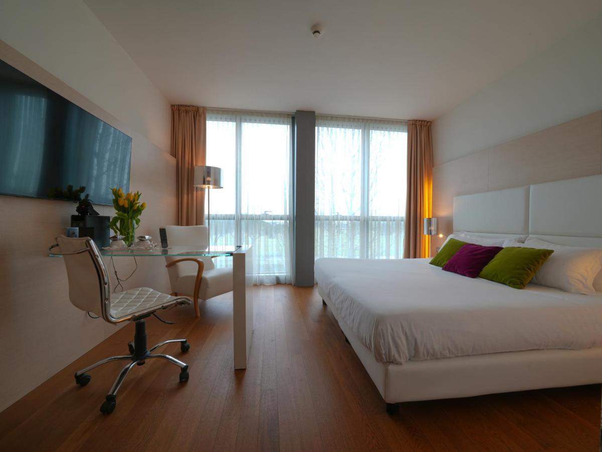 Pisa Tower Plaza Hotel Exterior foto A typical room at the hotel