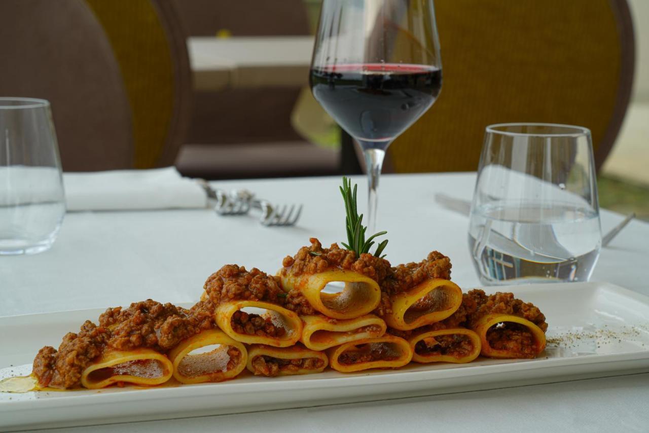 Pisa Tower Plaza Hotel Exterior foto A plate of paccheri