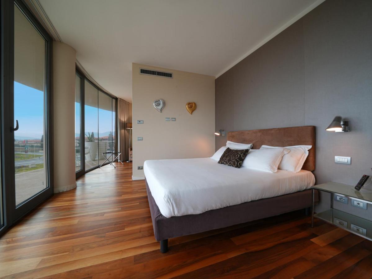 Pisa Tower Plaza Hotel Exterior foto A bedroom at the hotel