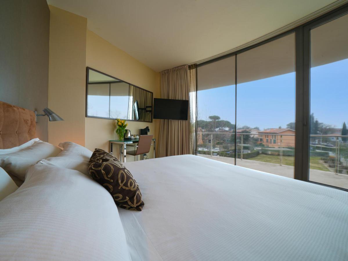Pisa Tower Plaza Hotel Exterior foto A room at the hotel