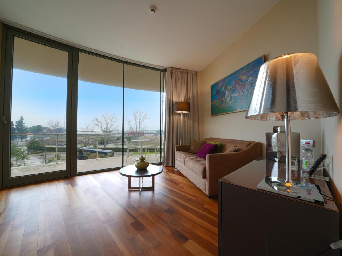 Pisa Tower Plaza Hotel Exterior foto A living room in a typical apartment