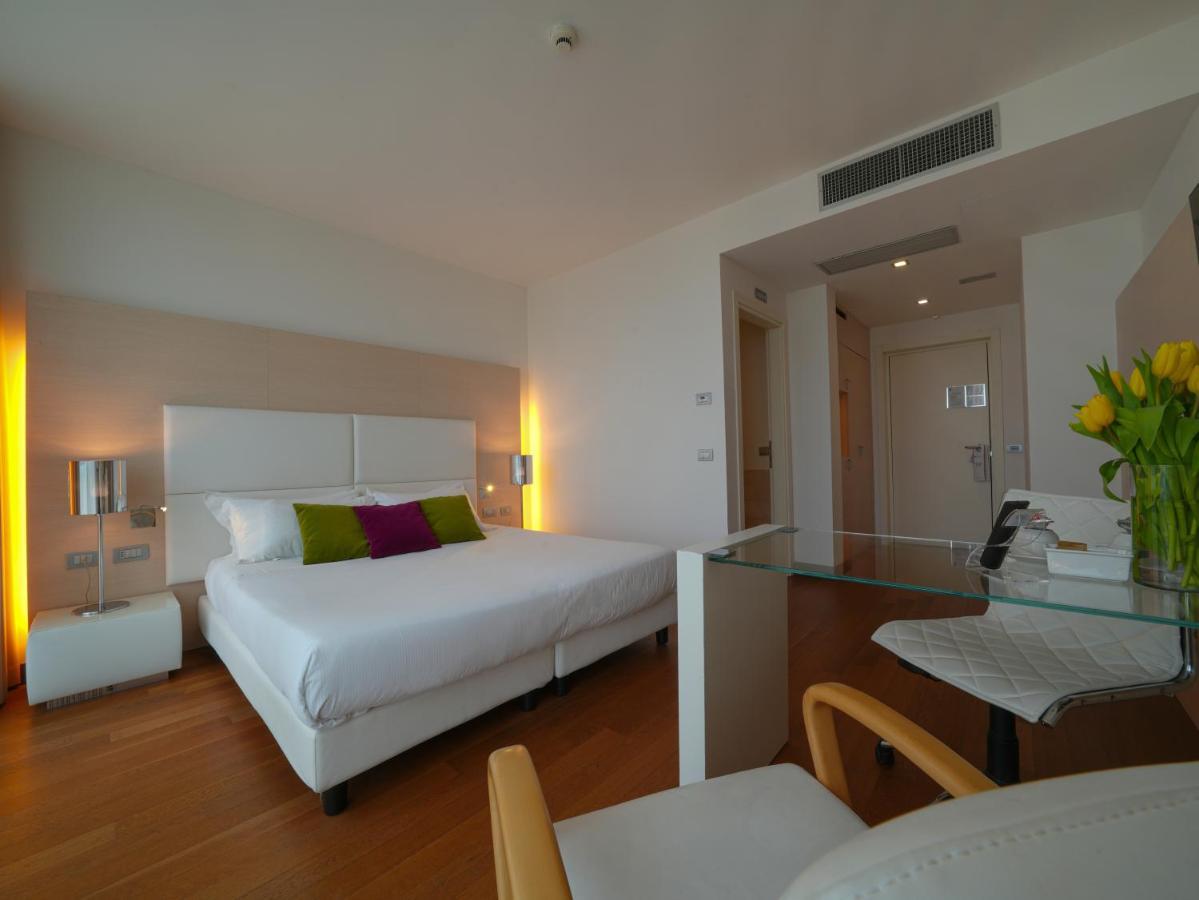 Pisa Tower Plaza Hotel Exterior foto A room at the hotel
