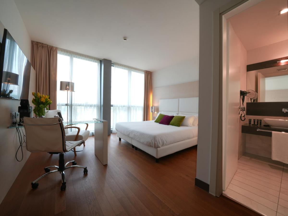 Pisa Tower Plaza Hotel Exterior foto A typical room at the hotel