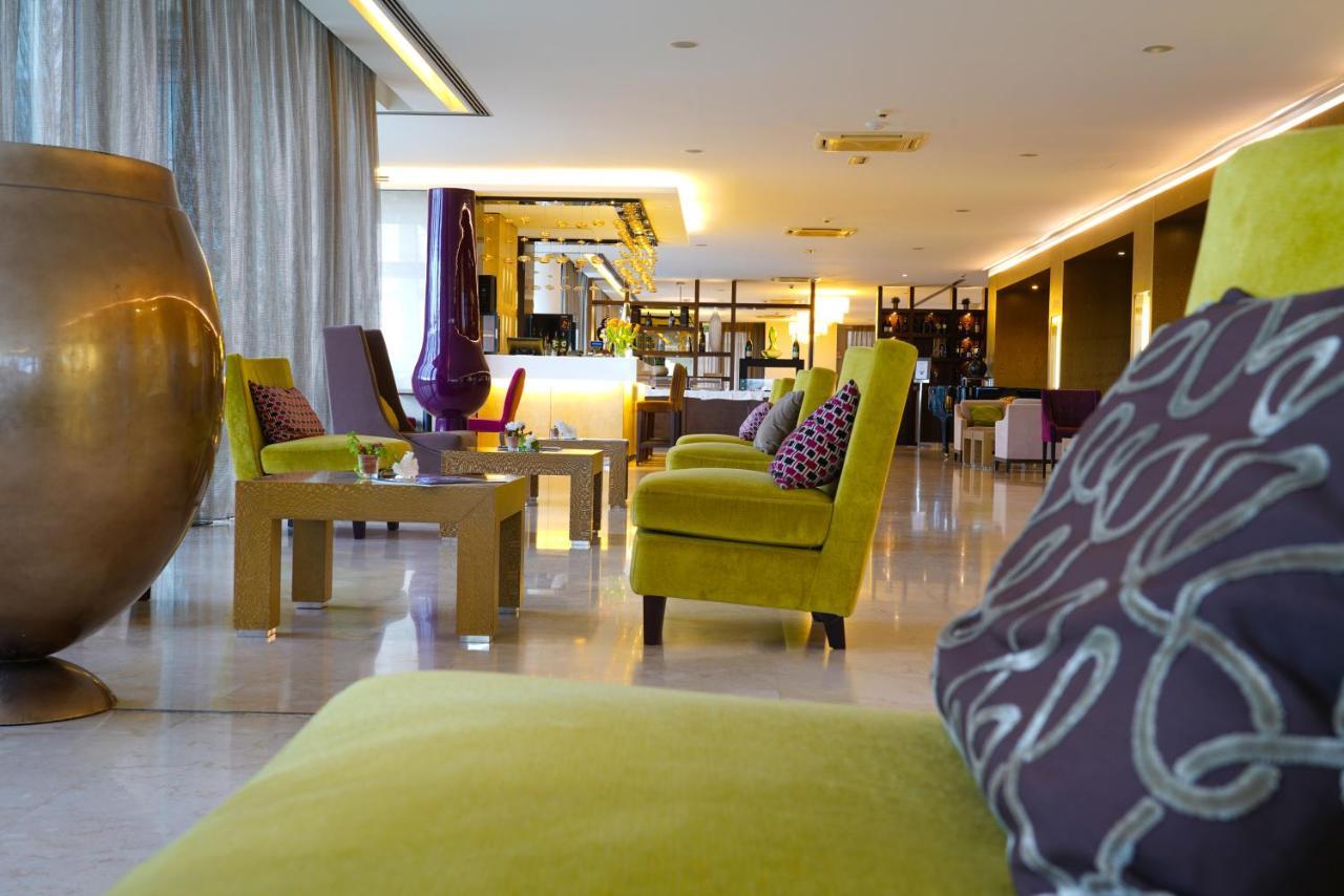 Pisa Tower Plaza Hotel Exterior foto The lobby of the hotel