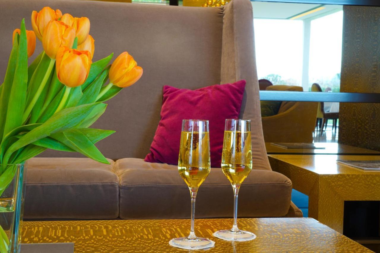 Pisa Tower Plaza Hotel Exterior foto The lounge at the airport
