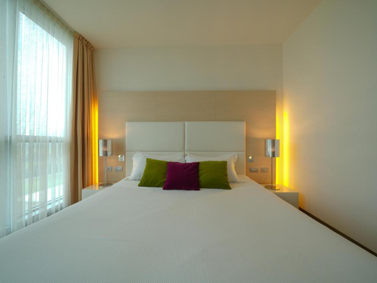 Pisa Tower Plaza Hotel Exterior foto A room at the hotel