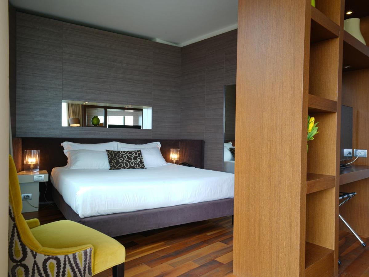 Pisa Tower Plaza Hotel Exterior foto A bedroom at the hotel