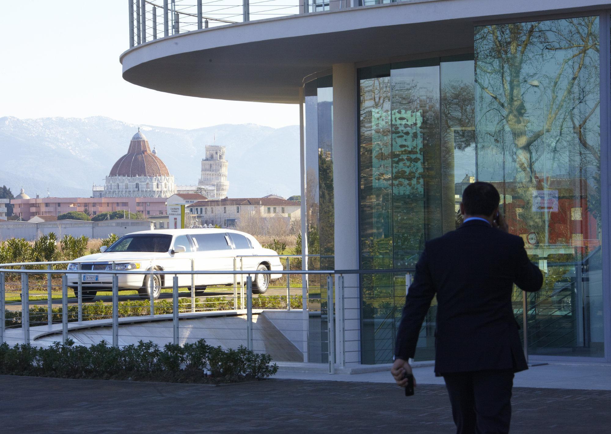 Pisa Tower Plaza Hotel Exterior foto A chauffeur in Italy