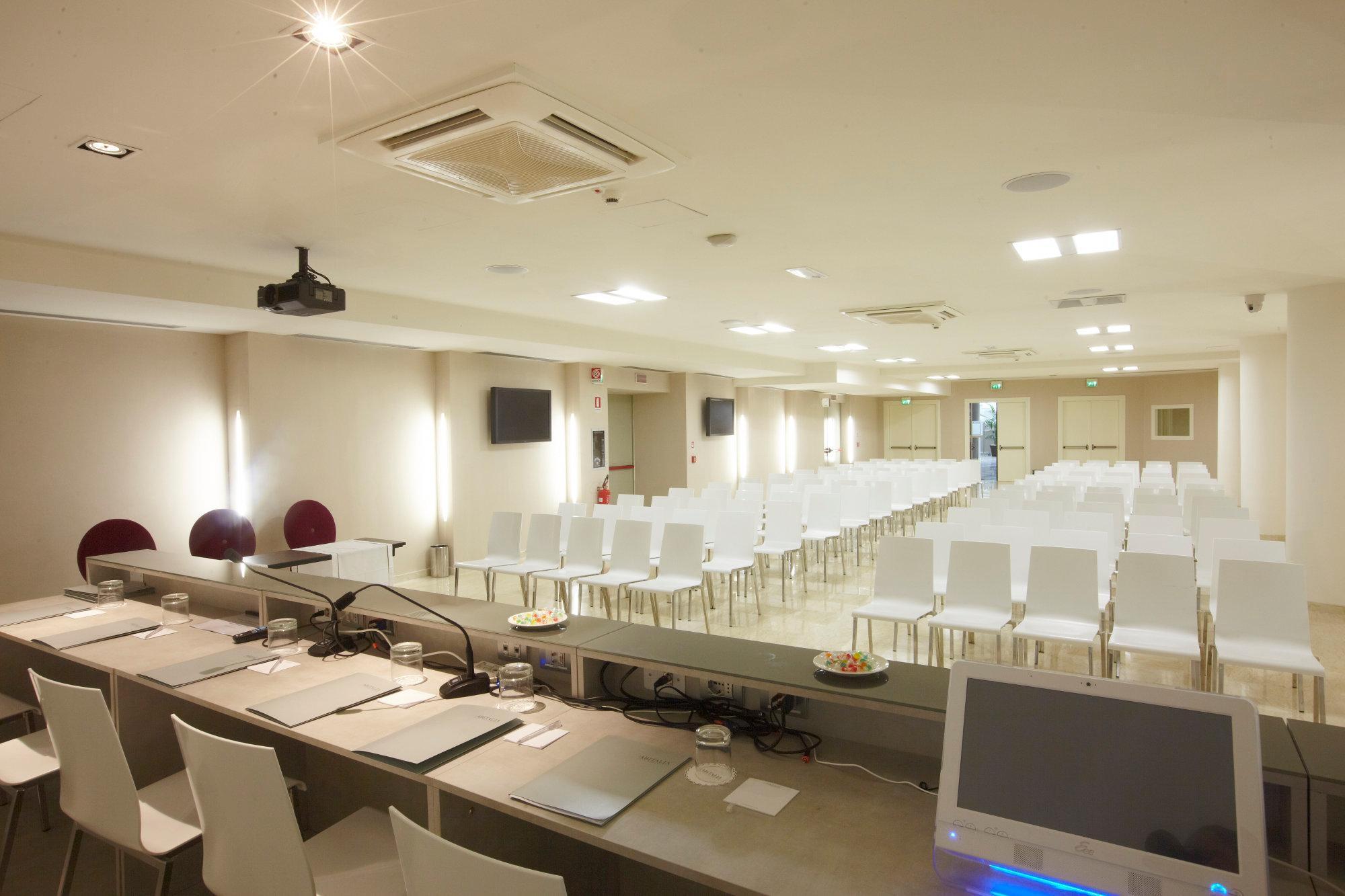 Pisa Tower Plaza Hotel Exterior foto The conference room