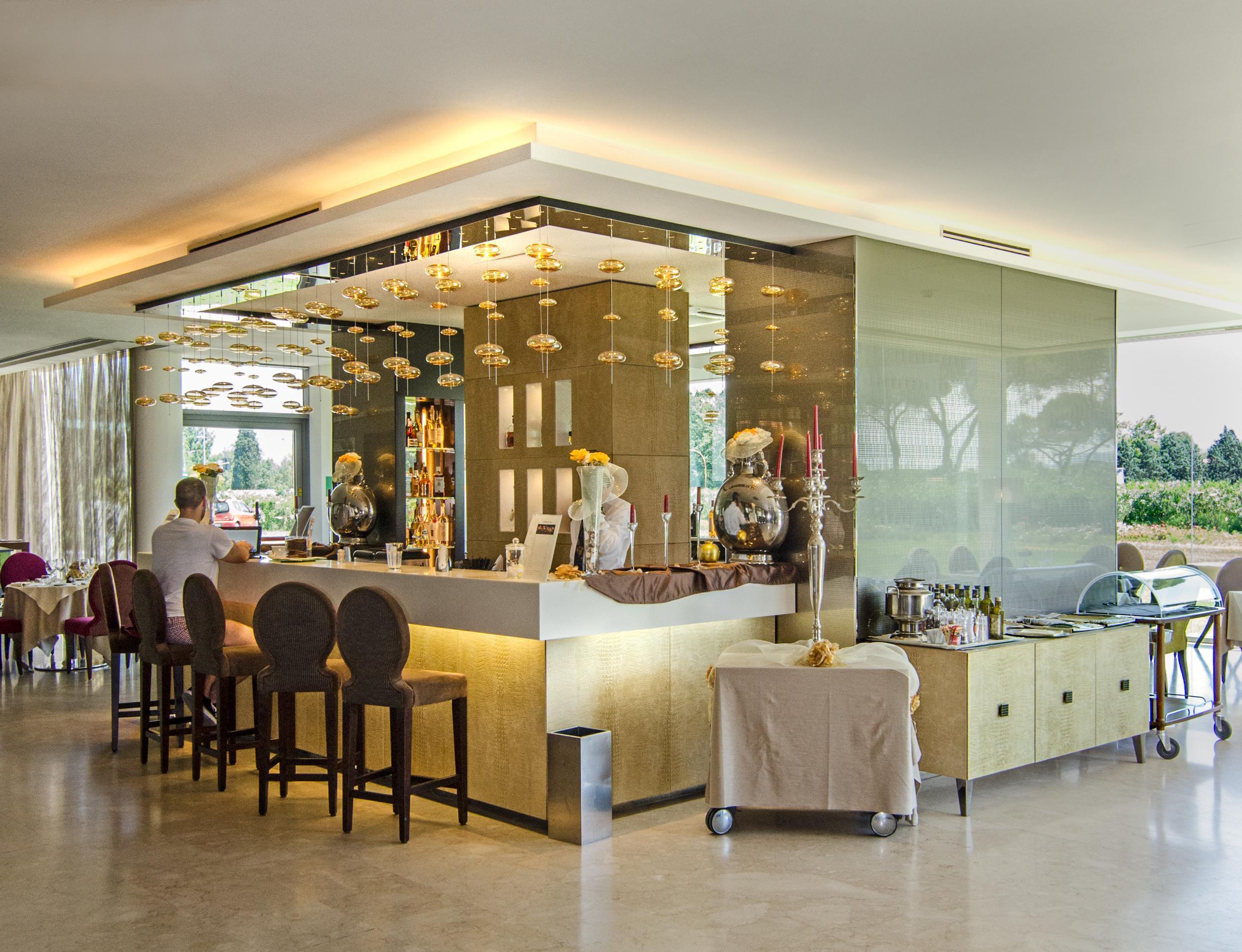 Pisa Tower Plaza Hotel Exterior foto The bar at the lobby