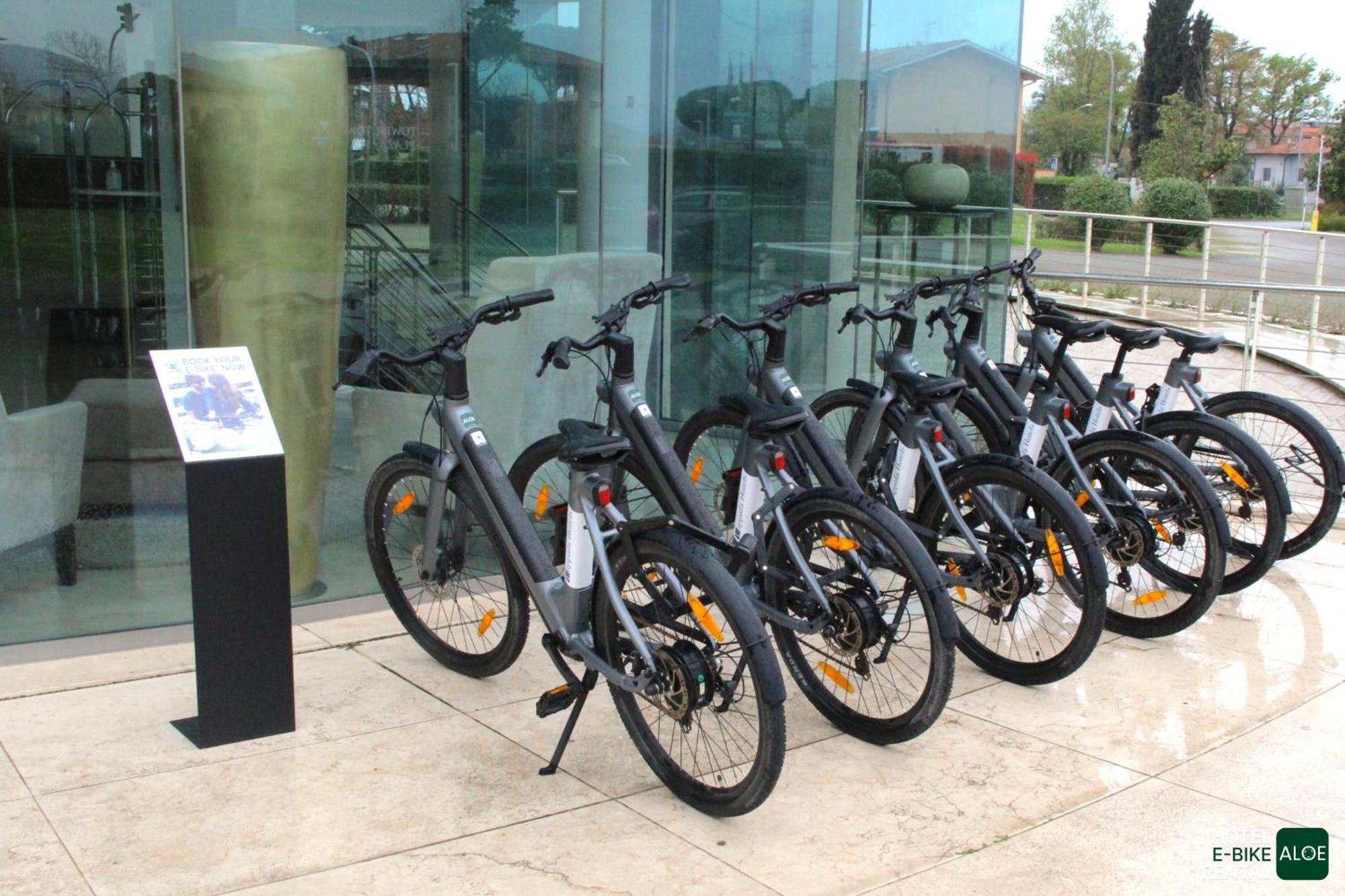 Pisa Tower Plaza Hotel Exterior foto Electric bicycles at the airport