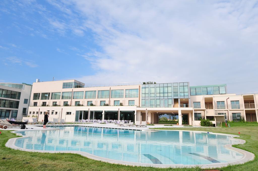 Pisa Tower Plaza Hotel Exterior foto The pool at the hotel